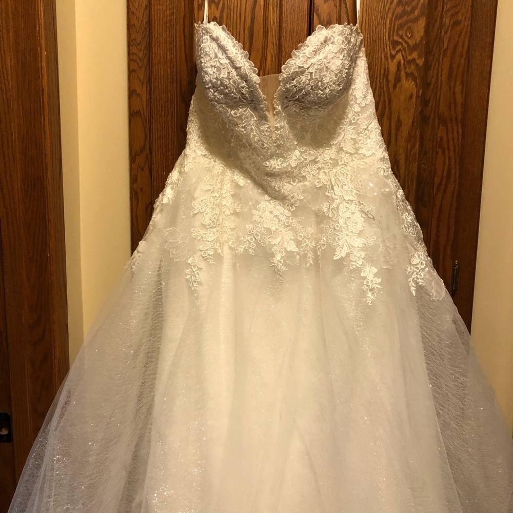 White Sweetheart Sleeveless Wedding Gown